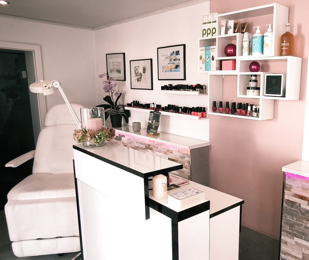 Hell beleuchteter Profi-Nageltisch mit Absaugung, LED-Lichthärtungsgeräten und Zertifikaten im Hintergrund – Nageltraum Jitka Zacherl.