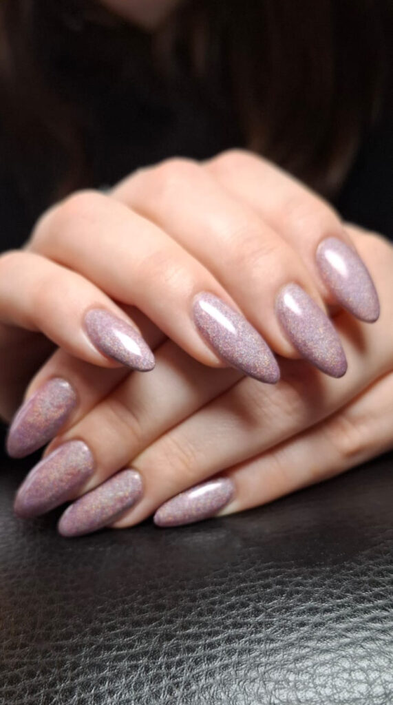 Professionelle Nagelmodellage in Mandelform mit violettem Holo-Glitzer-Nagellack, Nageltraum by Jitka.